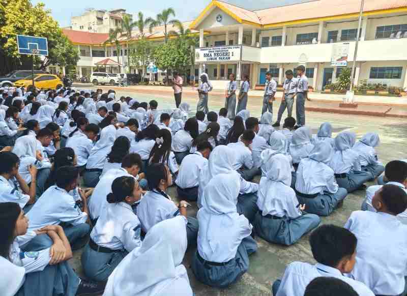 Ketua Lembaga Perlindungan Anak Bekali Ratusan Siswa SMA Negeri 1 Lubuk Pakam Menjadi “Pahlawan Digital” Ketua Lembaga Perlindungan Anak Bekali Ratusan Siswa SMA Negeri 1 Lubuk Pakam Menjadi “Pahlawan Digital”