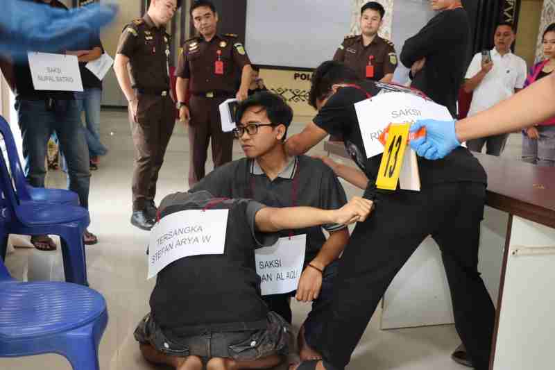 Disaksikan JPU, Polisi Gelar Rekonstruksi Penusukan Dua Pengunjung Biliar di Pringsewu Disaksikan JPU, Polisi Gelar Rekonstruksi Penusukan Dua Pengunjung Biliar di Pringsewu