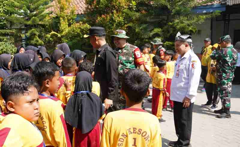 Sapa Hangat Satgas TMMD 129 Bojonegoro, Siswa SDN Kesongo Antusias Sambut Personel TNI Sapa Hangat Satgas TMMD 129 Bojonegoro, Siswa SDN Kesongo Antusias Sambut Personel TNI
