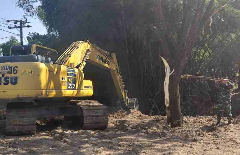 TMMD 129 Bojonegoro Bergerak, Sungai Kesongo Kedungadem Diperdalam untuk Cegah Hambatan Aliran TMMD 129 Bojonegoro Bergerak, Sungai Kesongo Kedungadem Diperdalam untuk Cegah Hambatan Aliran