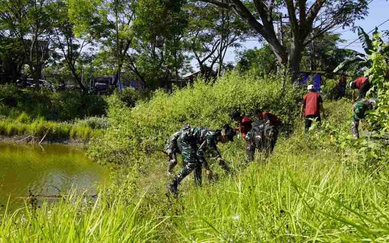 Kompak, Satgas TMMD 129 Bojonegoro dan Mahasiswa KKNTK Unigoro Bersih-Bersih Area Embung Bekatul Kompak, Satgas TMMD 129 Bojonegoro dan Mahasiswa KKNTK Unigoro Bersih-Bersih Area Embung Bekatul