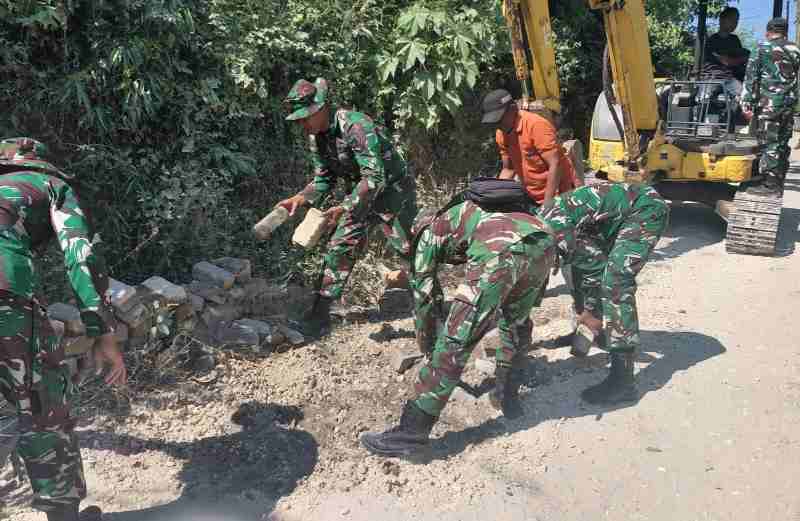 Satgas TMMD 129 Bojonegoro Bergerak, Paving Jalan Dusun Mundu Dibongkar Satgas TMMD 129 Bojonegoro Bergerak, Paving Jalan Dusun Mundu Dibongkar