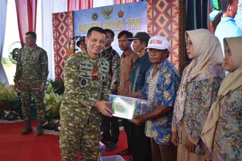TNI Buktikan Komitmen Perkuat Ketahanan Pangan, Danrem 043/Gatam Hadiri Panen Raya Nasional Bersama Presiden RI TNI Buktikan Komitmen Perkuat Ketahanan Pangan, Danrem 043/Gatam Hadiri Panen Raya Nasional Bersama Presiden RI