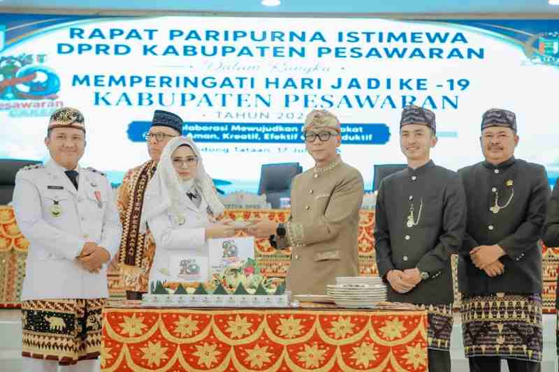 Rapat Paripurna Istimewa DPRD Pesawaran Rangka Peringatan Hari Jadi ke-19, Gubernur Ajak Perkuat Kolaborasi dan Tingkatkan Kualitas SDM