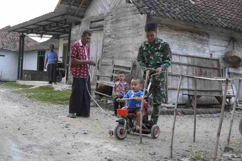 Sahabat Anak: Kehadiran Satgas TMMD 129 Bojonegoro Bawa Keceriaan bagi Bocah Kesongo