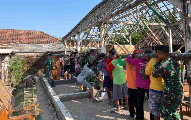Kebersamaan Adalah kekuatan: TMMD 129 Bojonegoro Bongkar Rumah Samijan