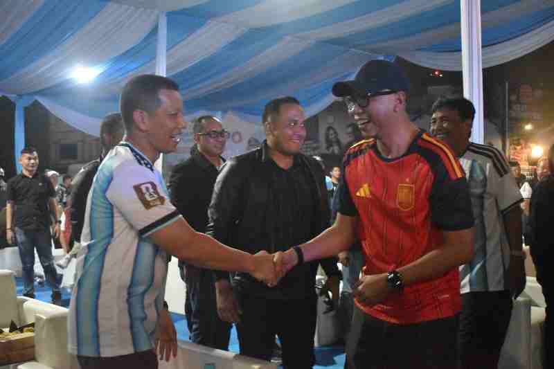 Tugu Adipura Bergemuruh, Danrem 043/Gatam Bersama Forkopimda Lampung dan Masyarakat Nobar Final Piala Dunia 2026