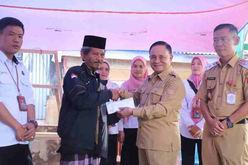 Wakil Bupati Lampung Barat Serahkan Donasi untuk Pembangunan Kembali TPA Sunan Bonang