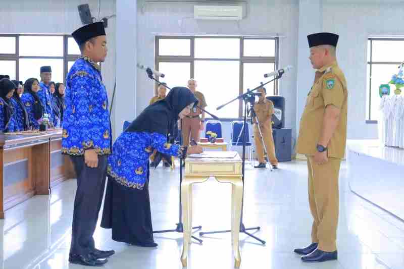 Jangan Ada Jual Beli Jabatan, Welly Suhery Lantik 90 Kepsek SD dan SMP