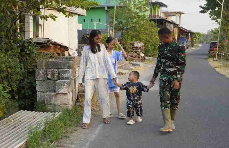 Bikin Adem! Kehadiran Satgas TMMD 129 Bojonegoro Jadi “Kakak Baru” Anak Desa Kesongo