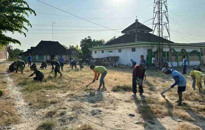 Jejak Bakti Satgas TMMD 129 Bojonegoro: Jadikan Halaman Masjid Dusun Krebet Bersih dan Nyaman untuk Ibadah