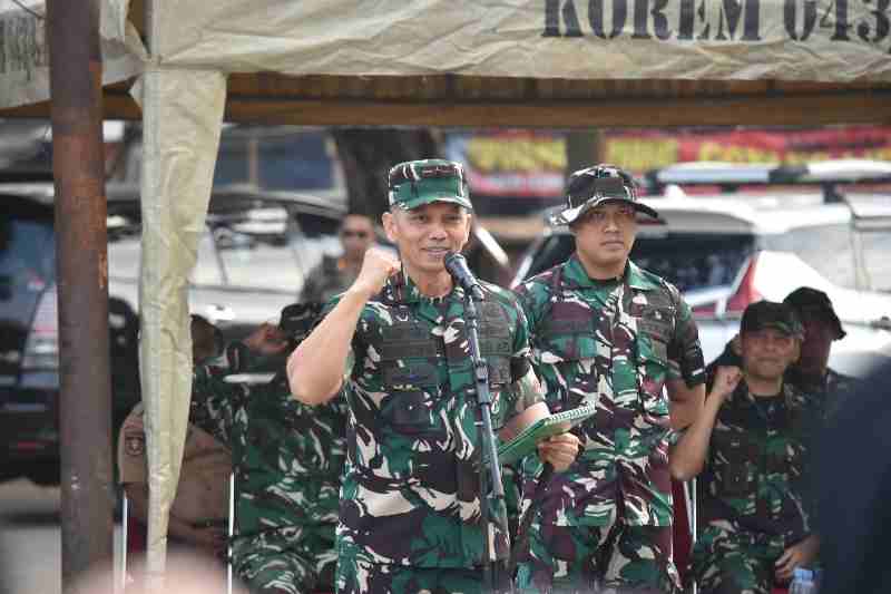 Danrem 043/Gatam Pimpin Aksi Bersih Pasar Cendrawasih Sambut HUT Ke-1 Kodam XXI/Radin Inten