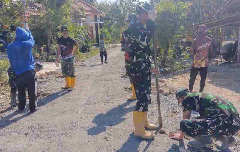 Menembus Batas Lelah, Menyatu dengan Rakyat: Satgas TMMD 129 Bojonegoro Kebut Pembangunan Jalan Mundu